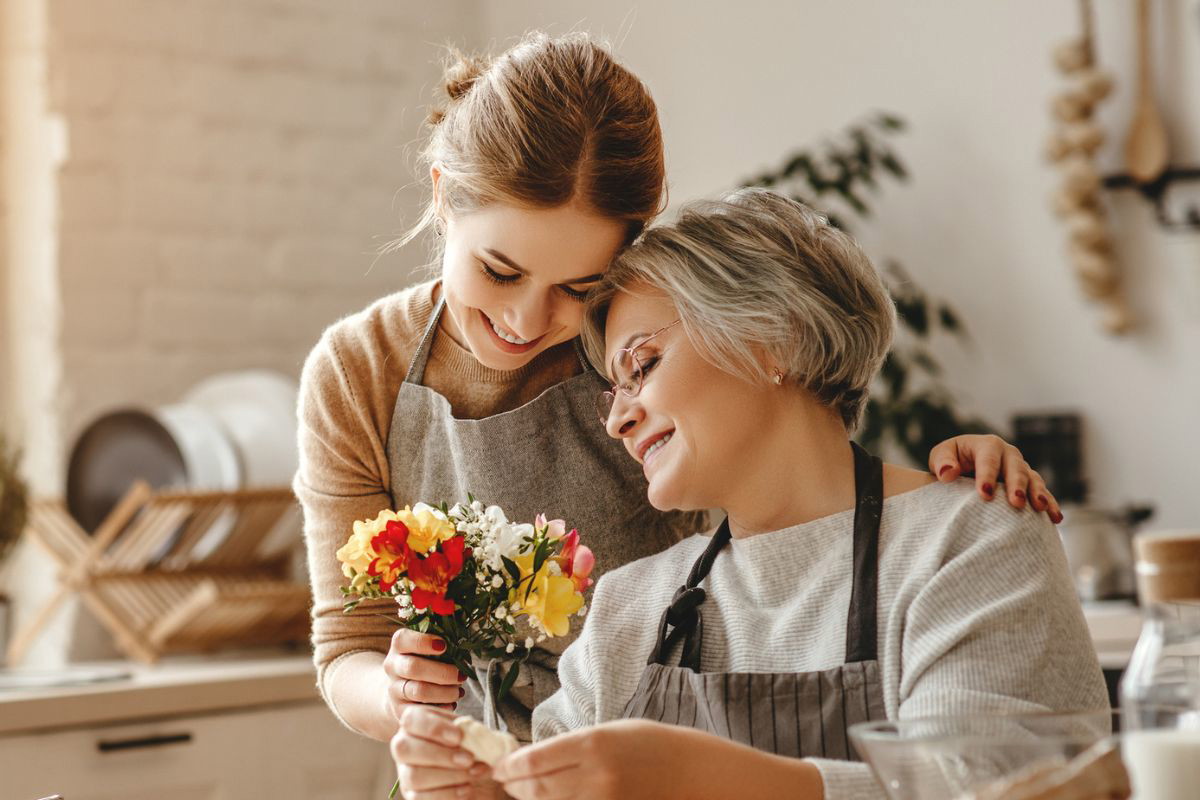 wnuczka wręcza prezent na dzień babci