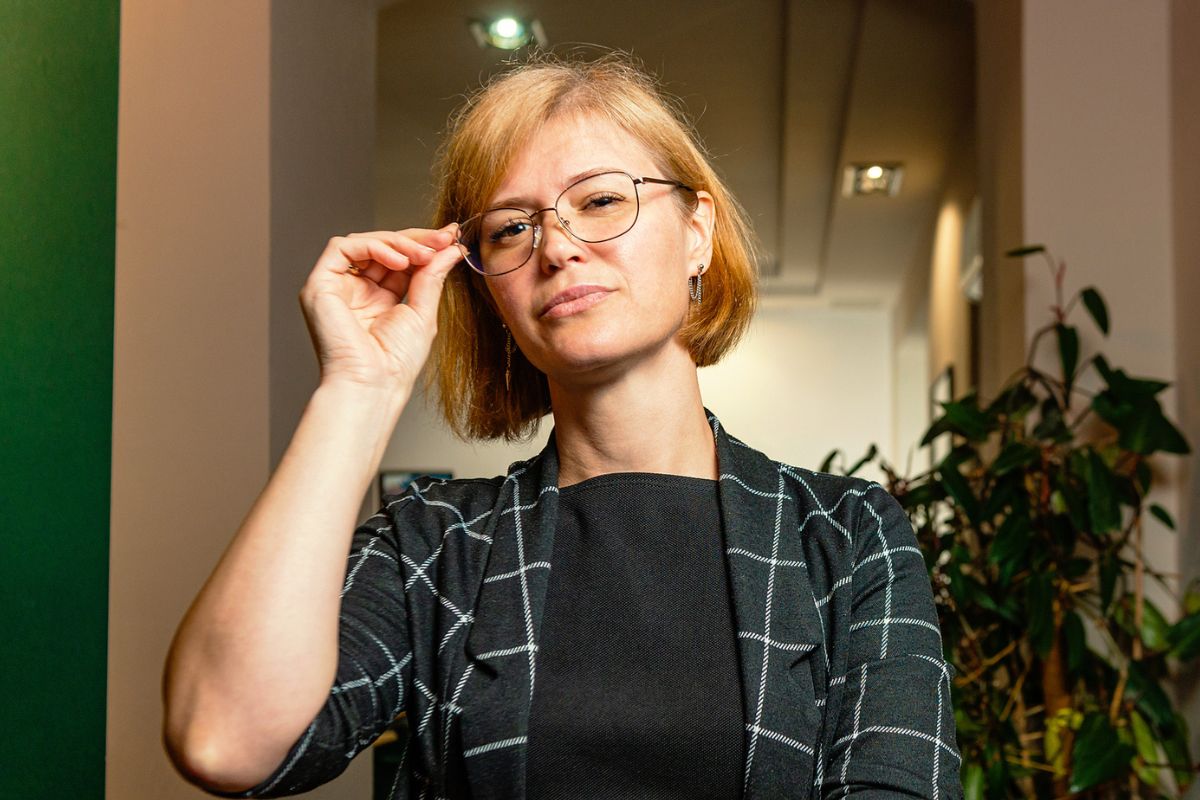 kobieta 30+ zamyślona i smutna