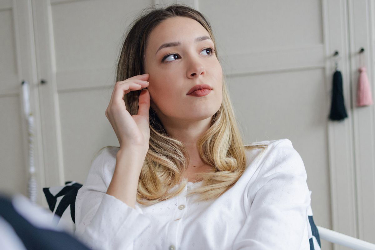 zamyślona dziewczyna