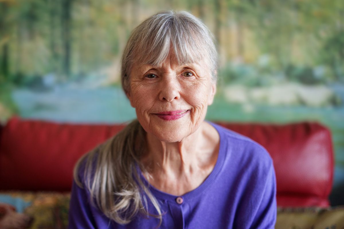 kobieta 70+ patrzy prosto w obiektyw aparatu