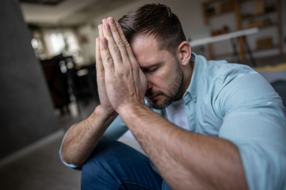 mężczyzna 30+ smutny