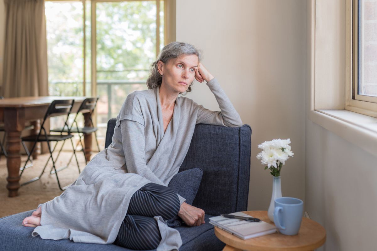 kobieta 50+ zamyślona i smutna