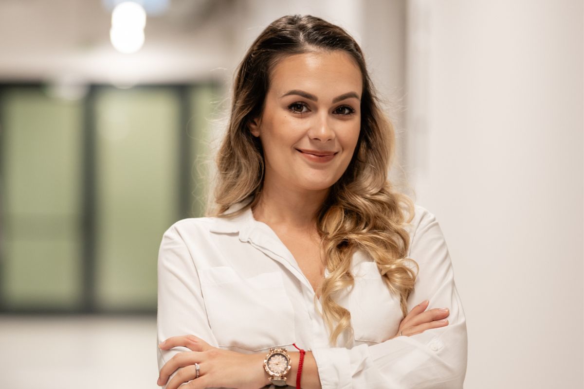 pewna siebie kobieta w biurze