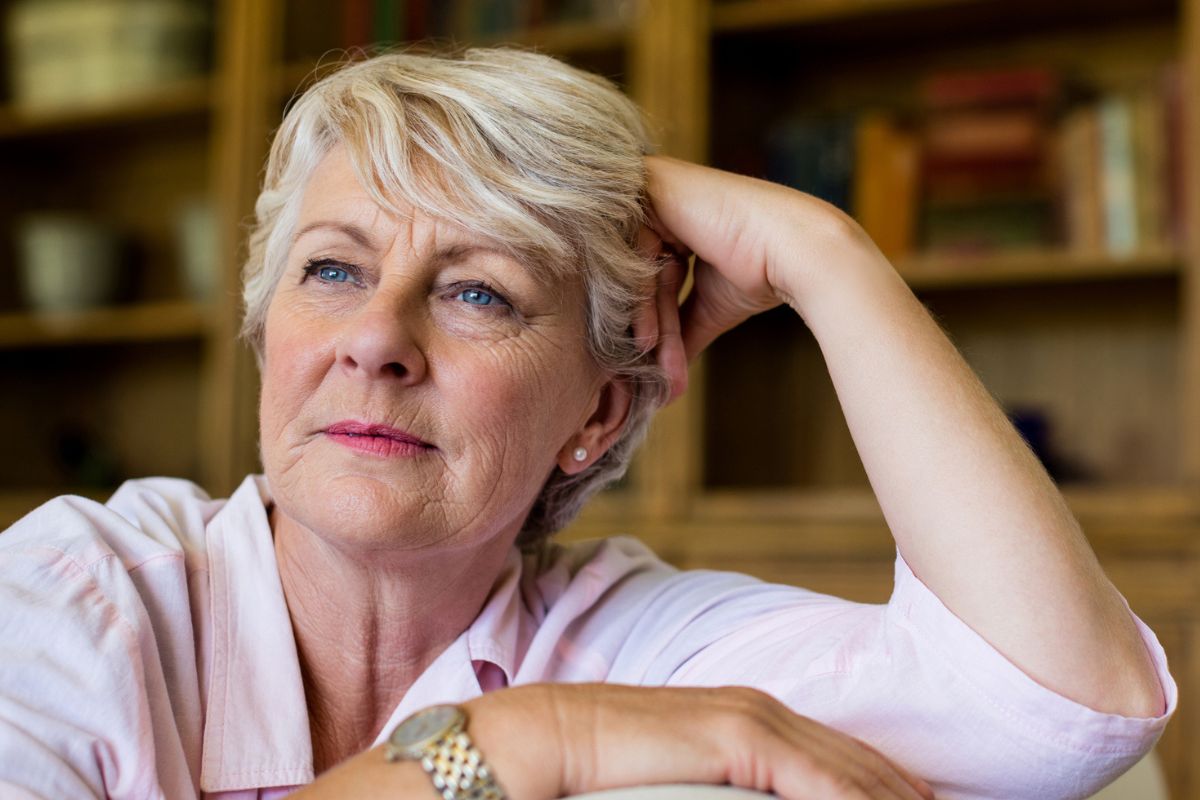 dzień babci, kobieta 60+ zamyślona i smutna