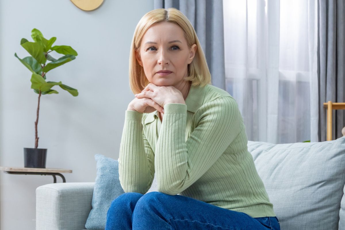 kobieta w zielonej bluzce