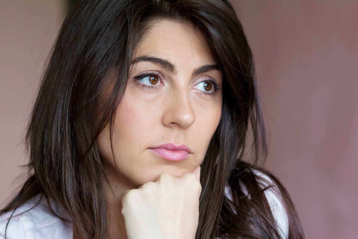 zmartwiona kobieta brunetka