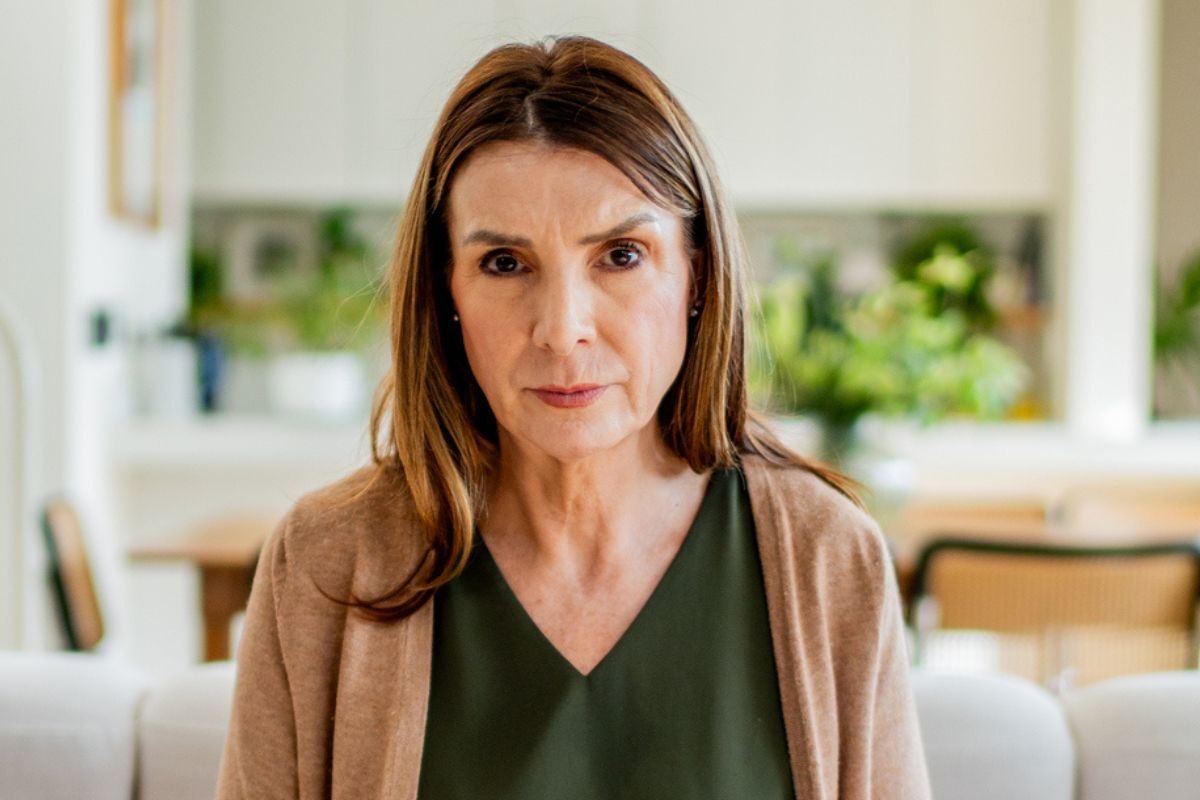 kobieta po 60 w mieszkaniu