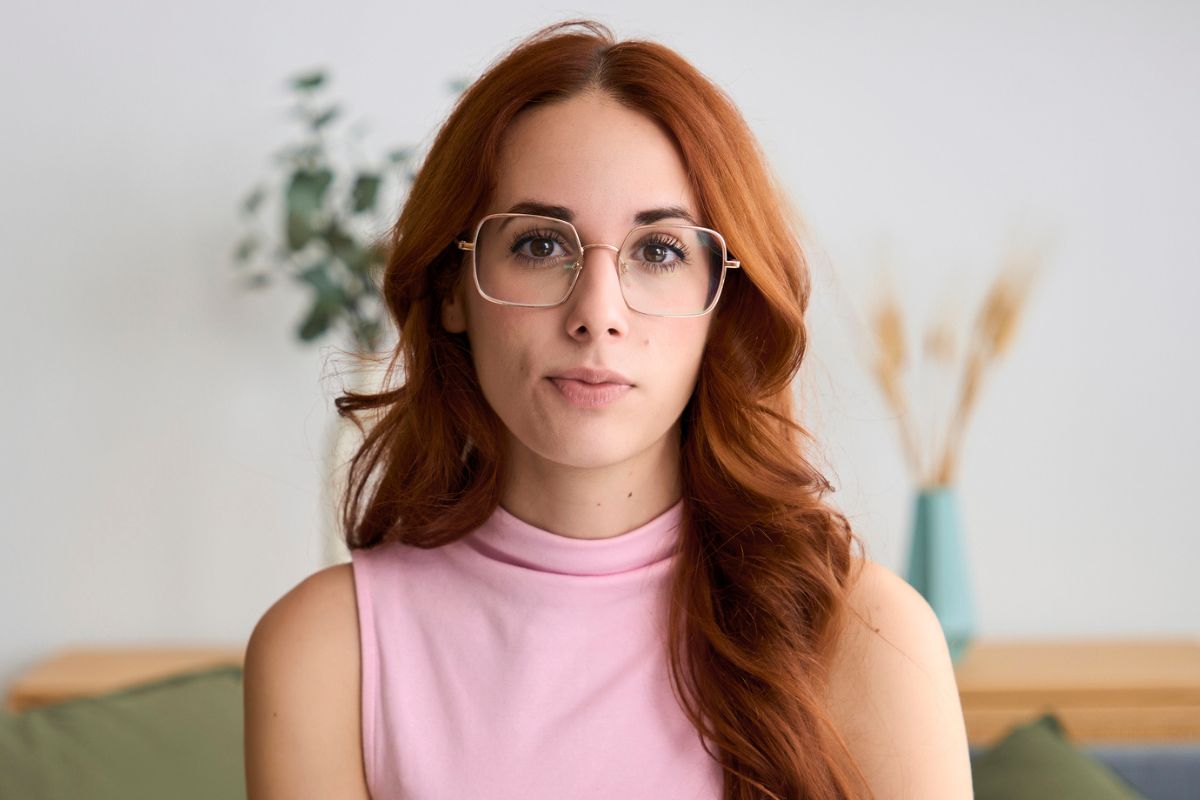 kobieta 20+ patrzy prosto w obiektyw aparatu