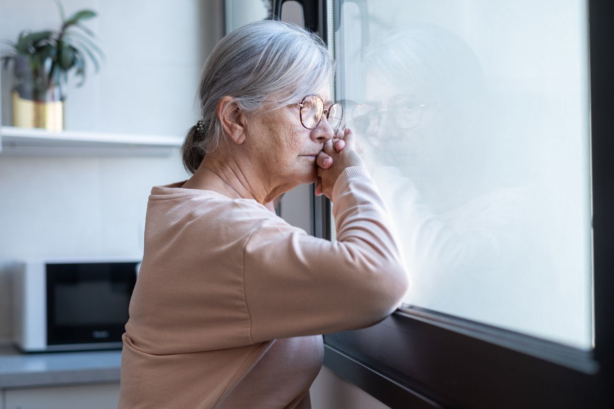 kobieta 70+ zamyślona i smutna