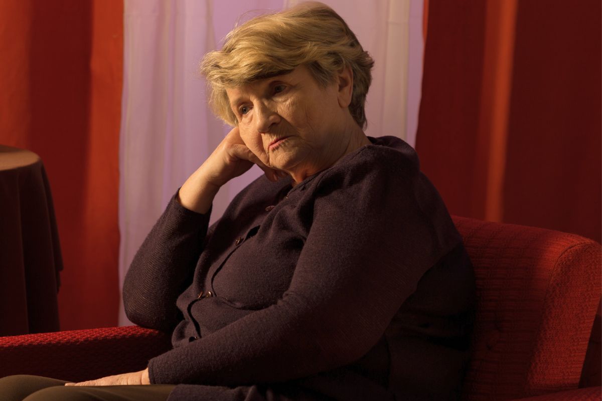 Smutna starsza kobieta