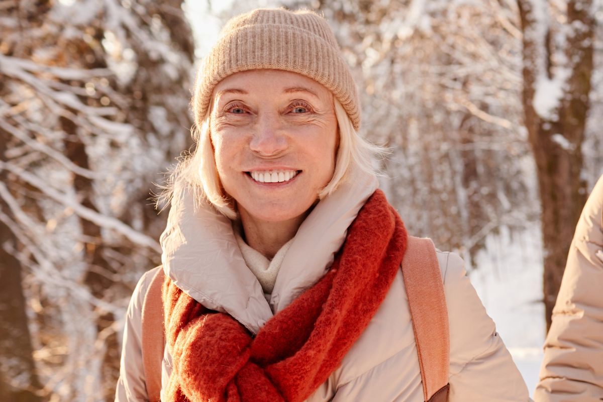 Uśmiechnięta kobieta w zimie
