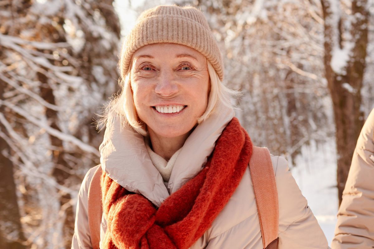 Uśmiechnięta kobieta w zimie