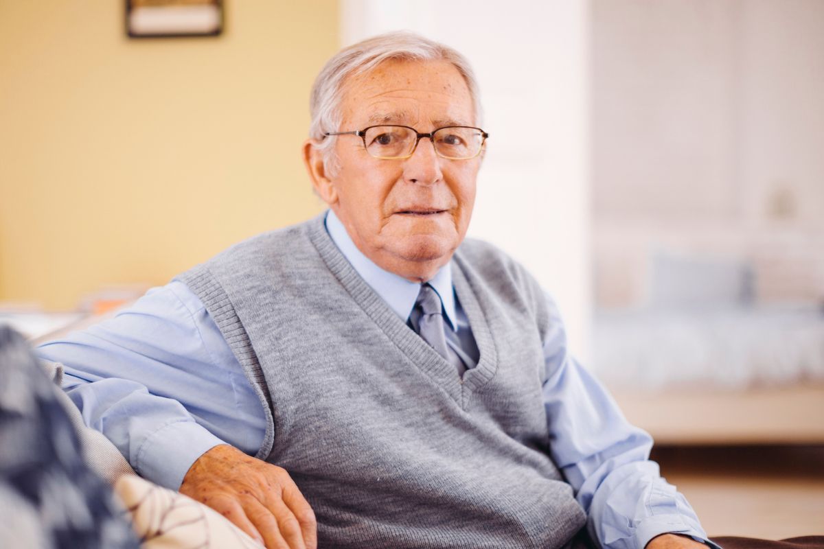 starszy pan w pokoju
