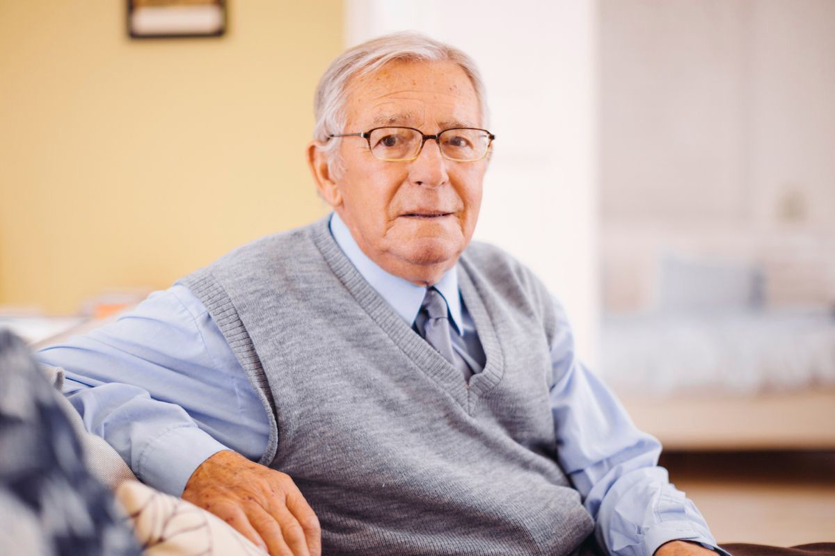 starszy pan w pokoju