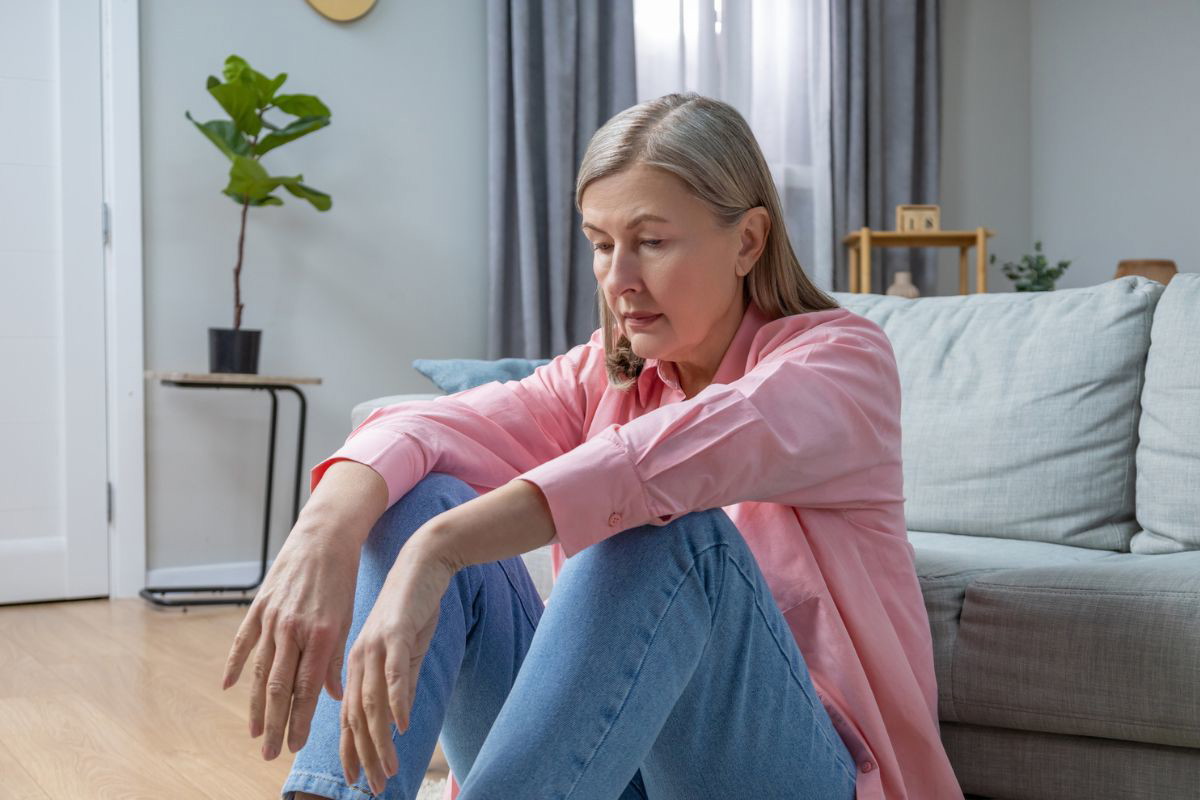 kobieta 50+ zamyślona i smutna