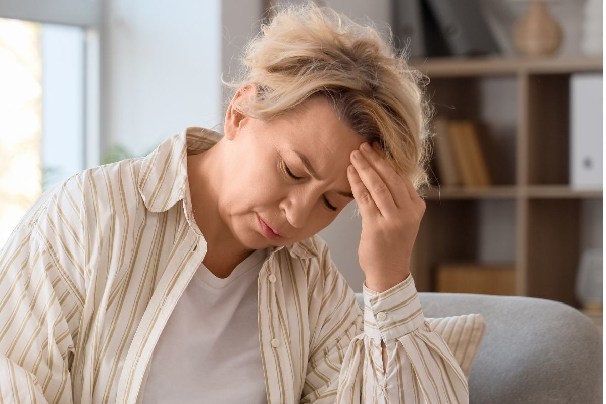 Załamana starsza kobieta