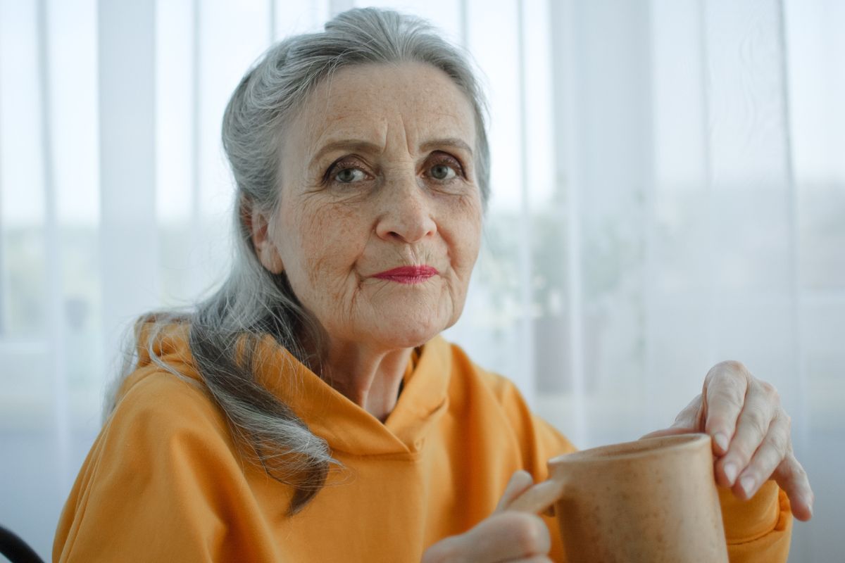 kobieta 60+ patrzy prosto w obiektyw aparatu