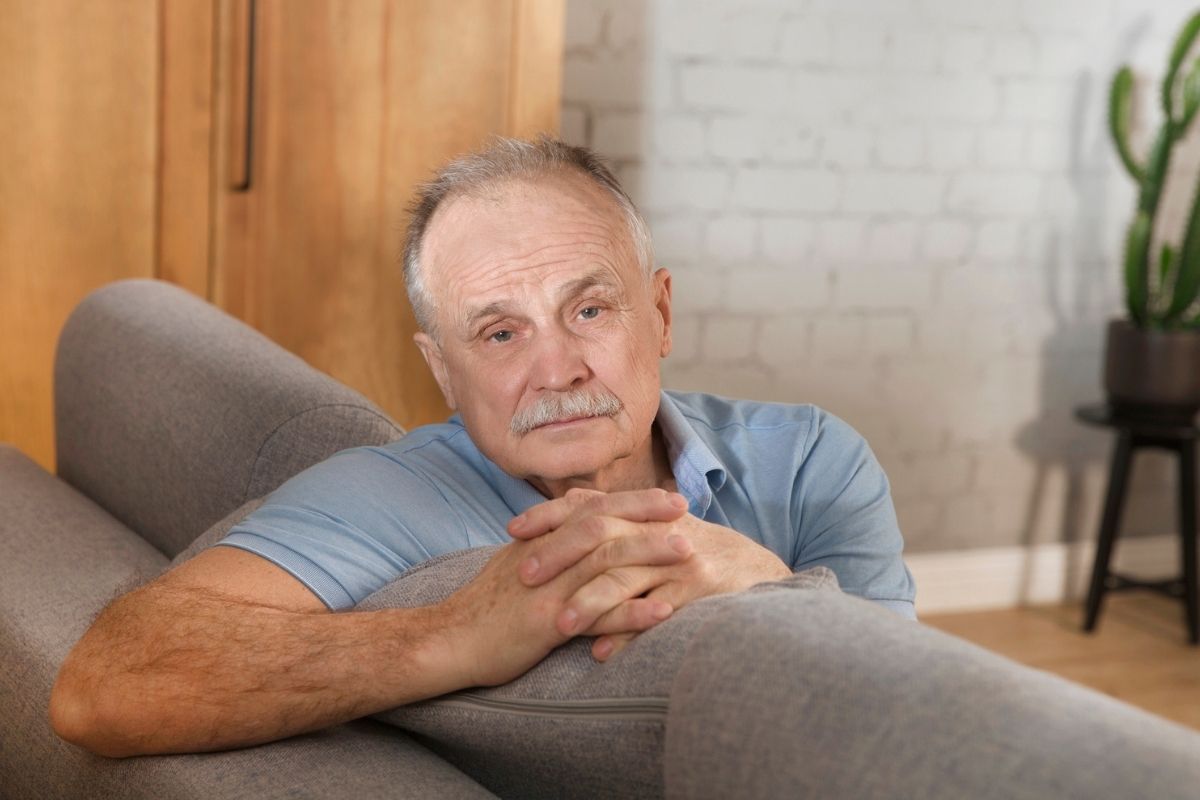 mężczyzna 60+ smutny