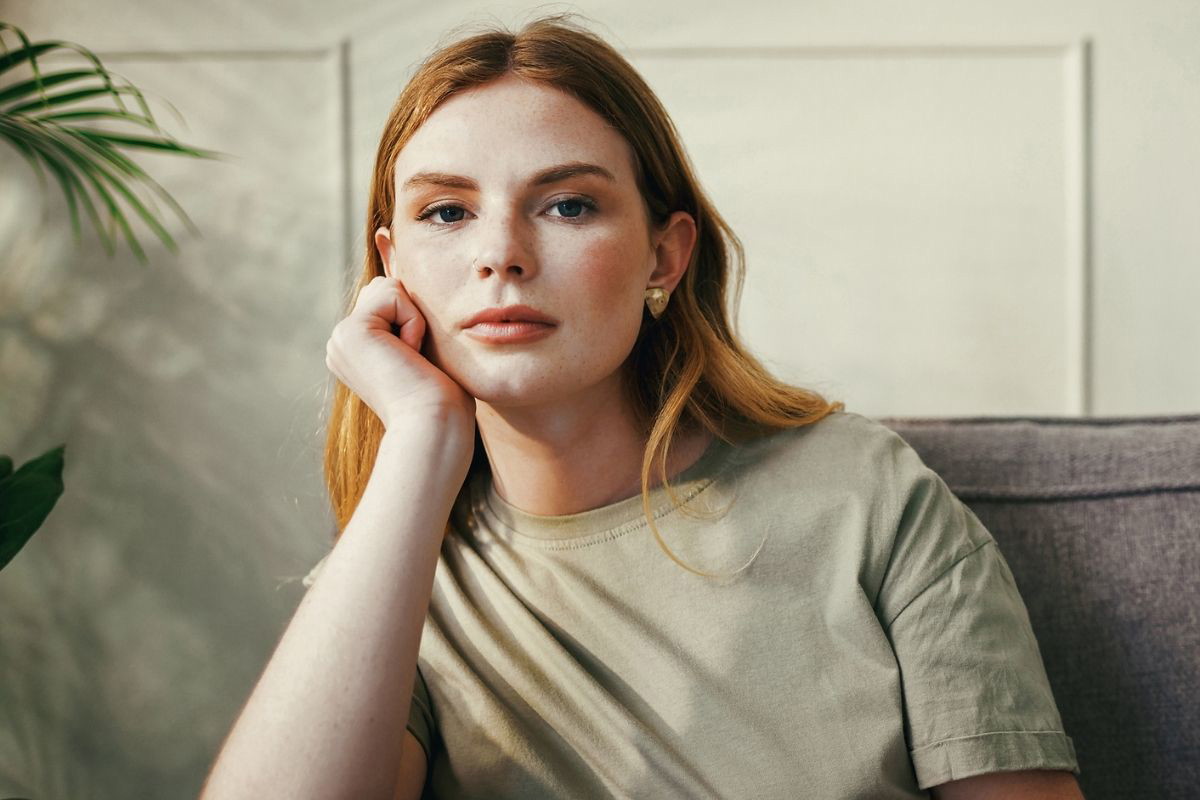 młoda kobieta patrząca w obiektyw