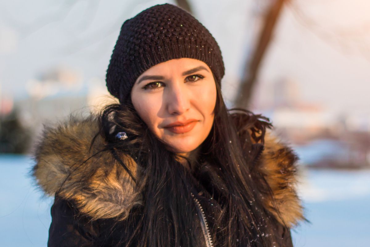 kobieta w czarnej czapce