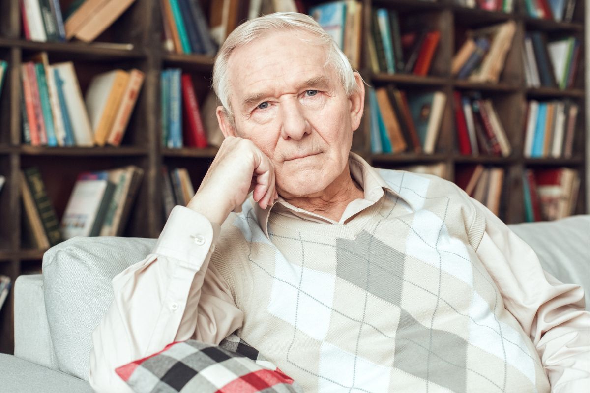 mężczyzna 70+ smutny, dzień dziadka