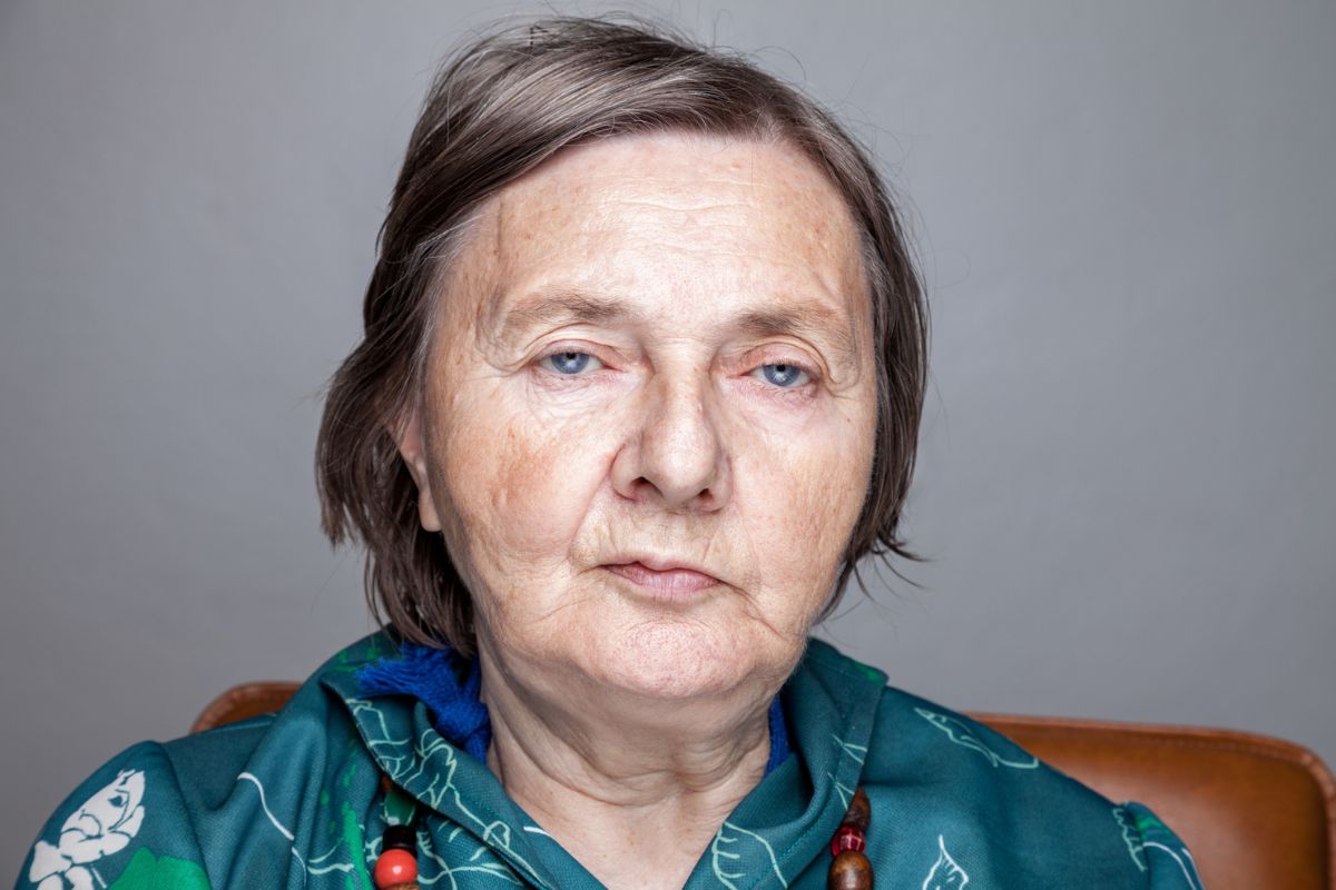 kobieta 60+ zamyślona i smutna