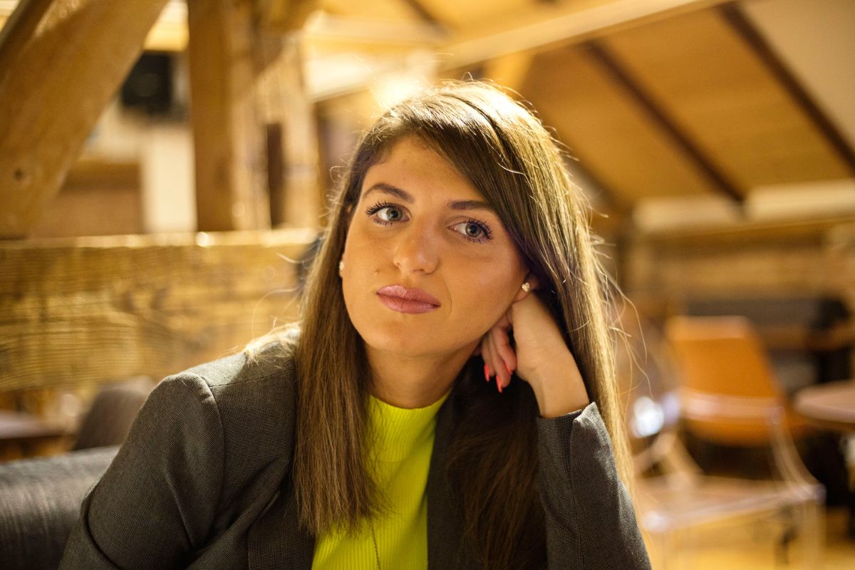 kobieta 20+ patrzy prosto w obiektyw aparatu