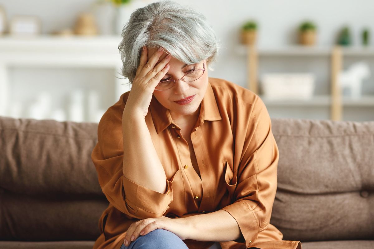 Załamana starsza kobieta