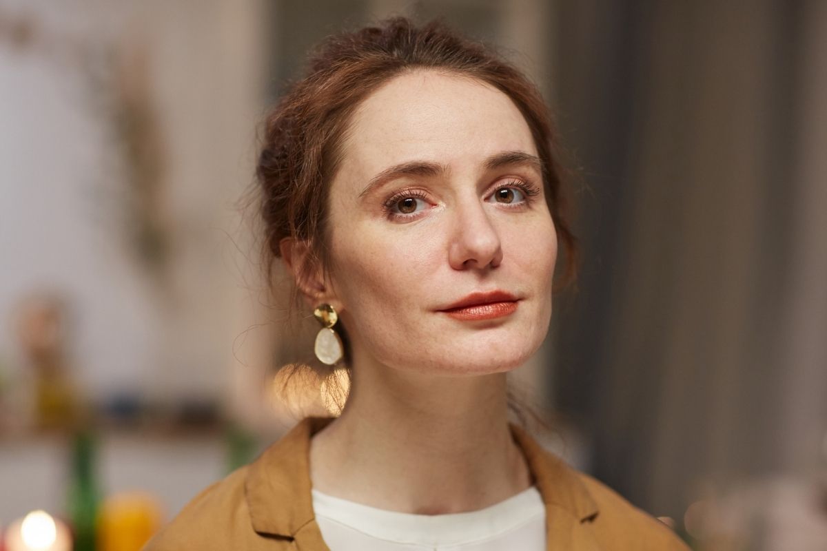 kobieta 30+ patrzy prosto w obiektyw aparatu