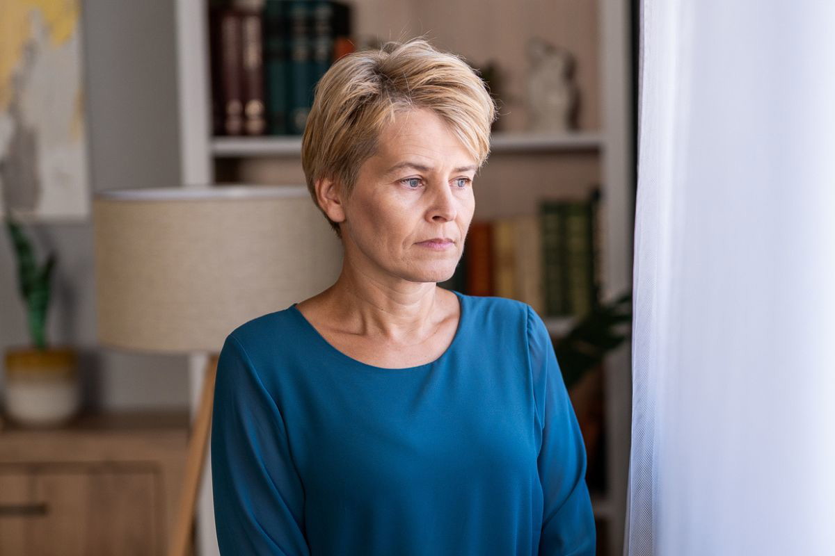 kobieta 40+ zamyślona i smutna