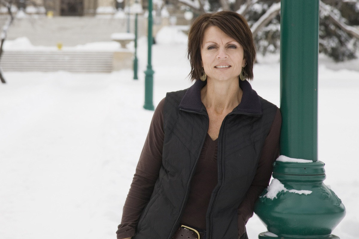 kobieta w wieku 35 plus stoi na zaśnieżonej ulicy z poważnym wyrazem twarzy