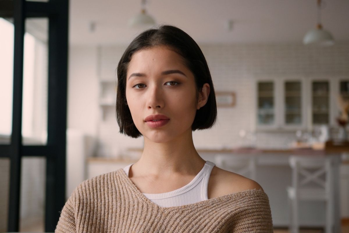 kobieta 20+ patrzy prosto w obiektyw aparatu