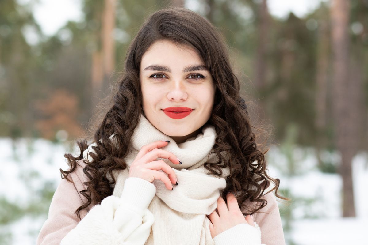 kobieta w czerwonej szmince