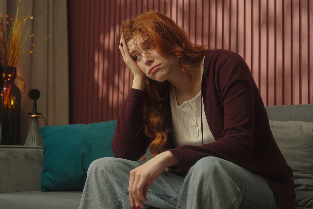 kobieta 20+ zamyślona i smutna