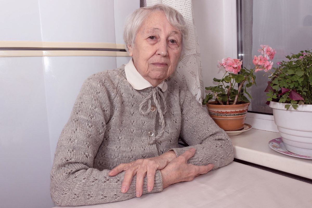 Poważna starsza kobieta