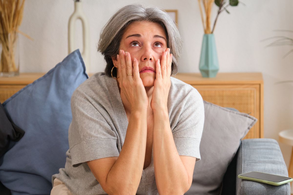 przejęta kobieta po 50