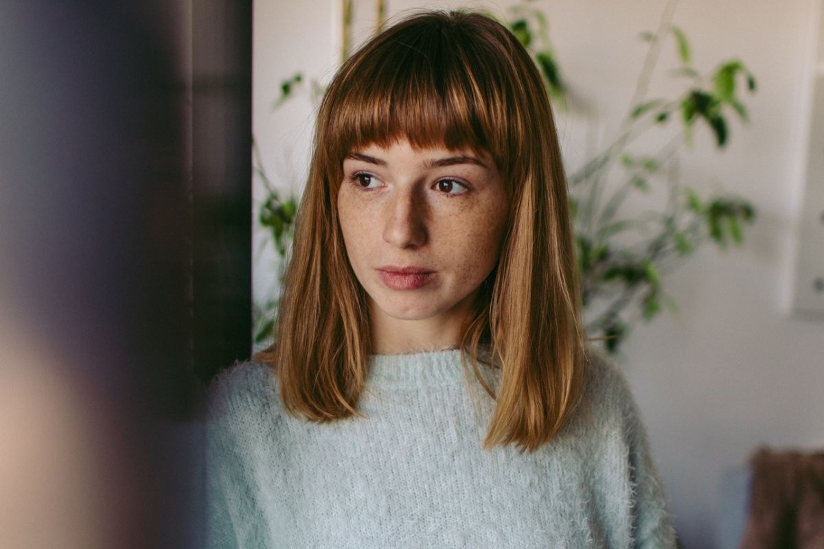 kobieta wyglądająca przez okno