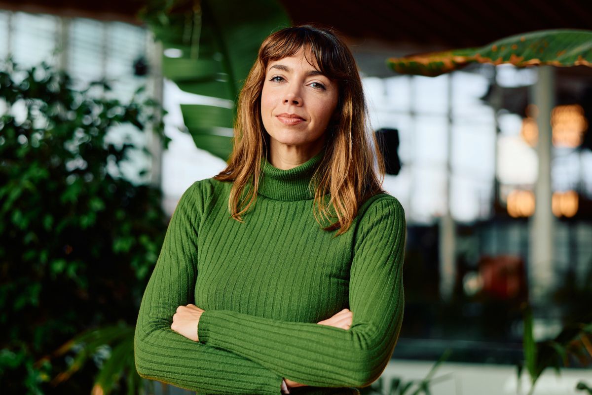 kobieta 30+ patrzy prosto w obiektyw aparatu