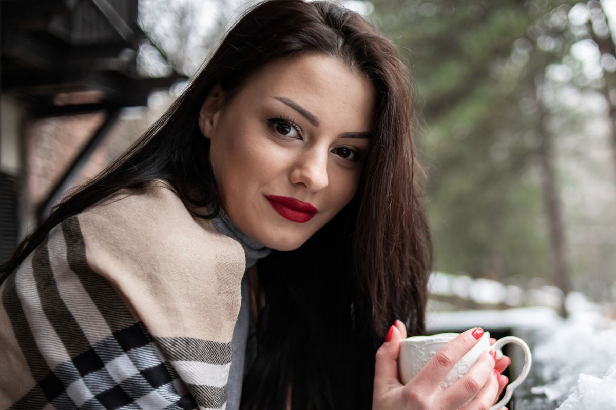 kobieta w czerwonych ustach