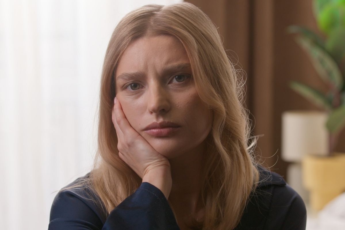 młoda dziewczyna ze zmartwieniem