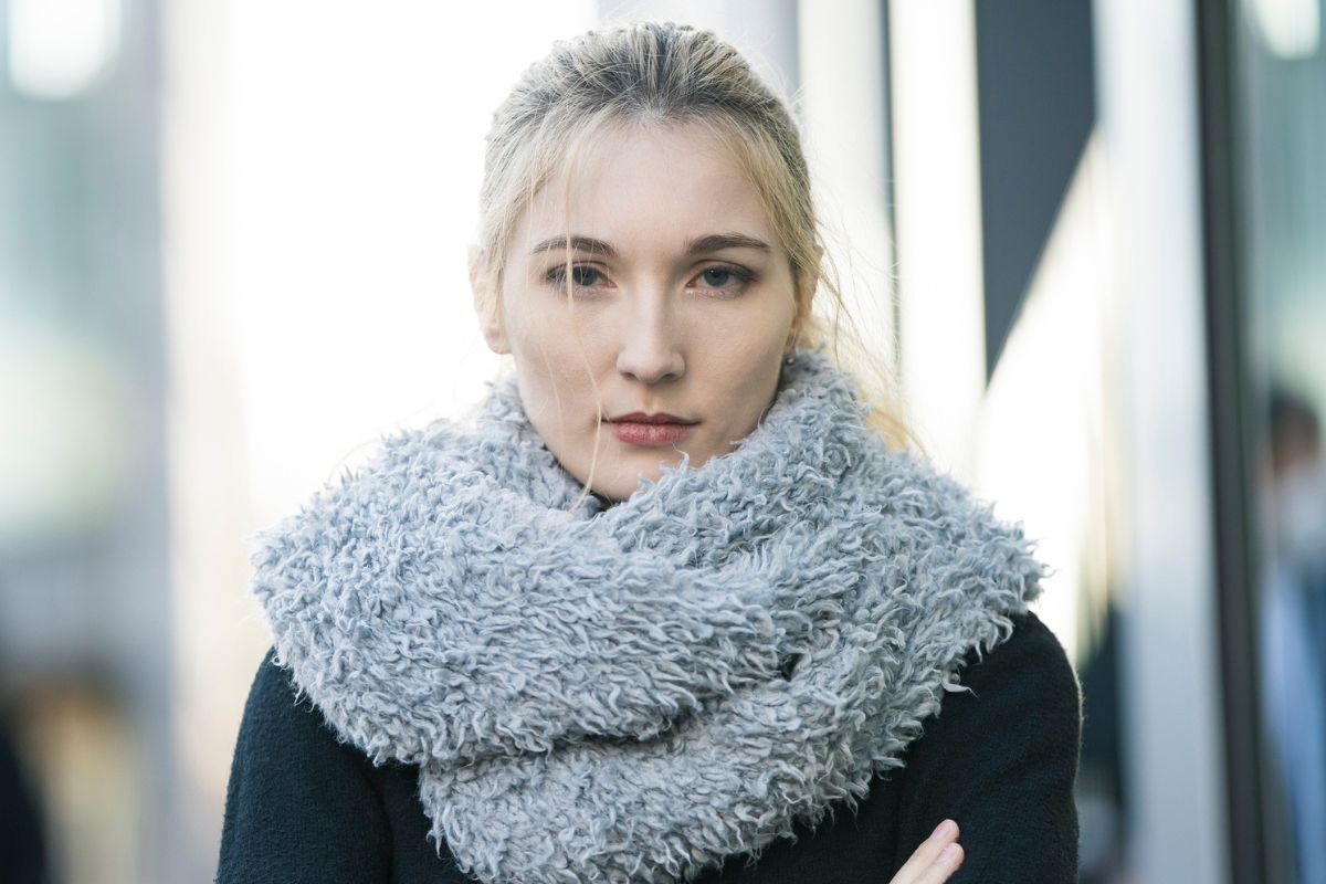 kobieta 30+ patrzy prosto w obiektyw aparatu