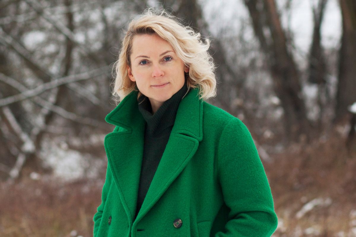 kobieta w zielonym płaszczu