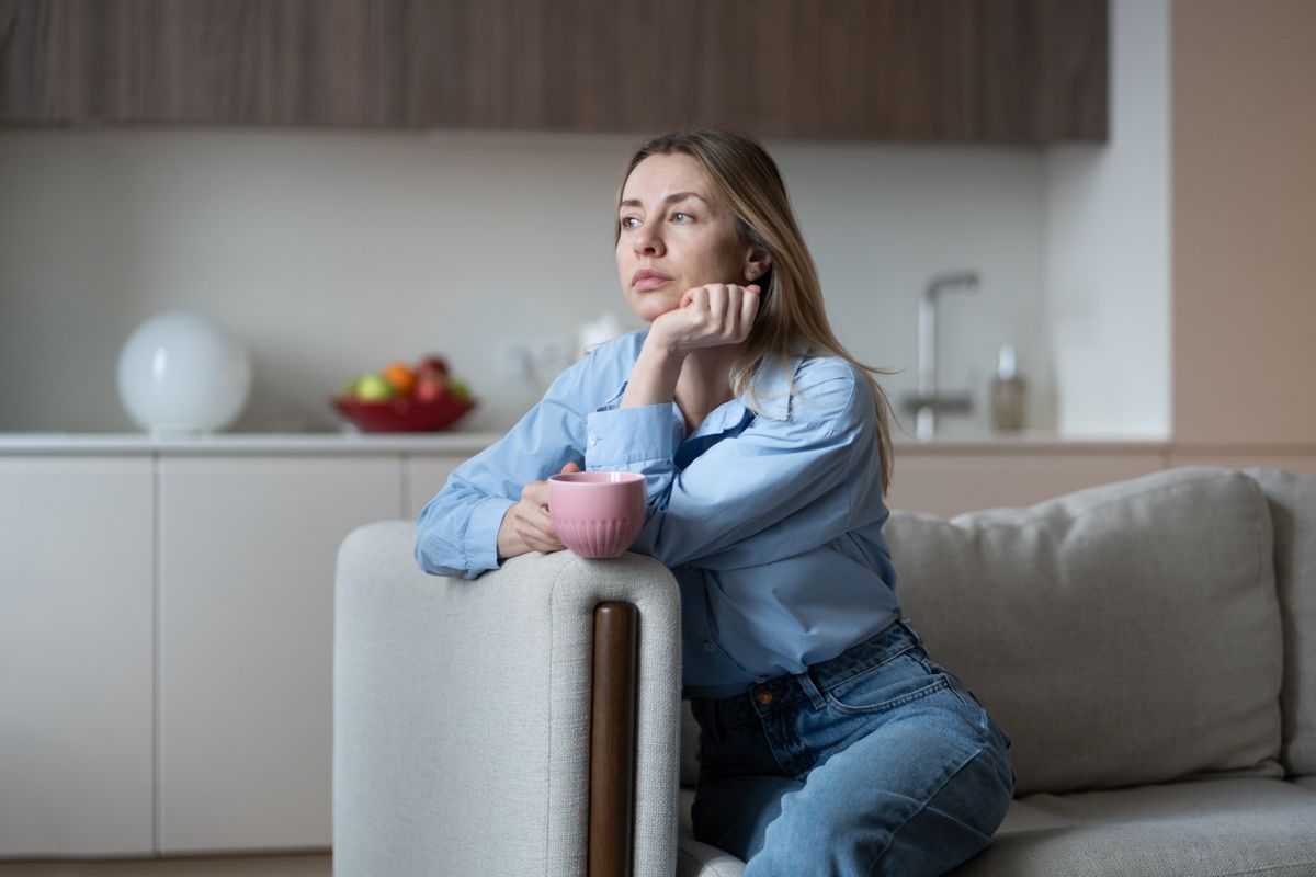 kobieta 30+ zamyślona i smutna