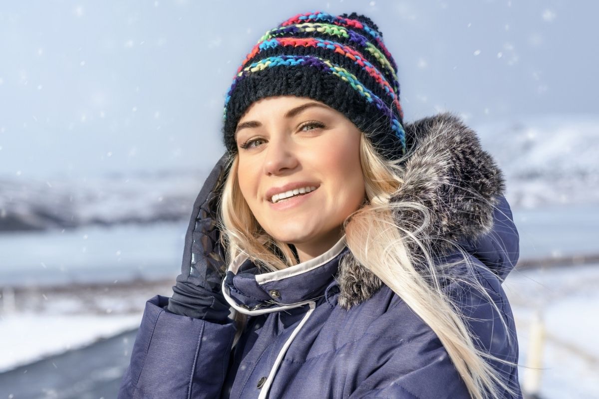 uśniechnięta kobieta na nartach