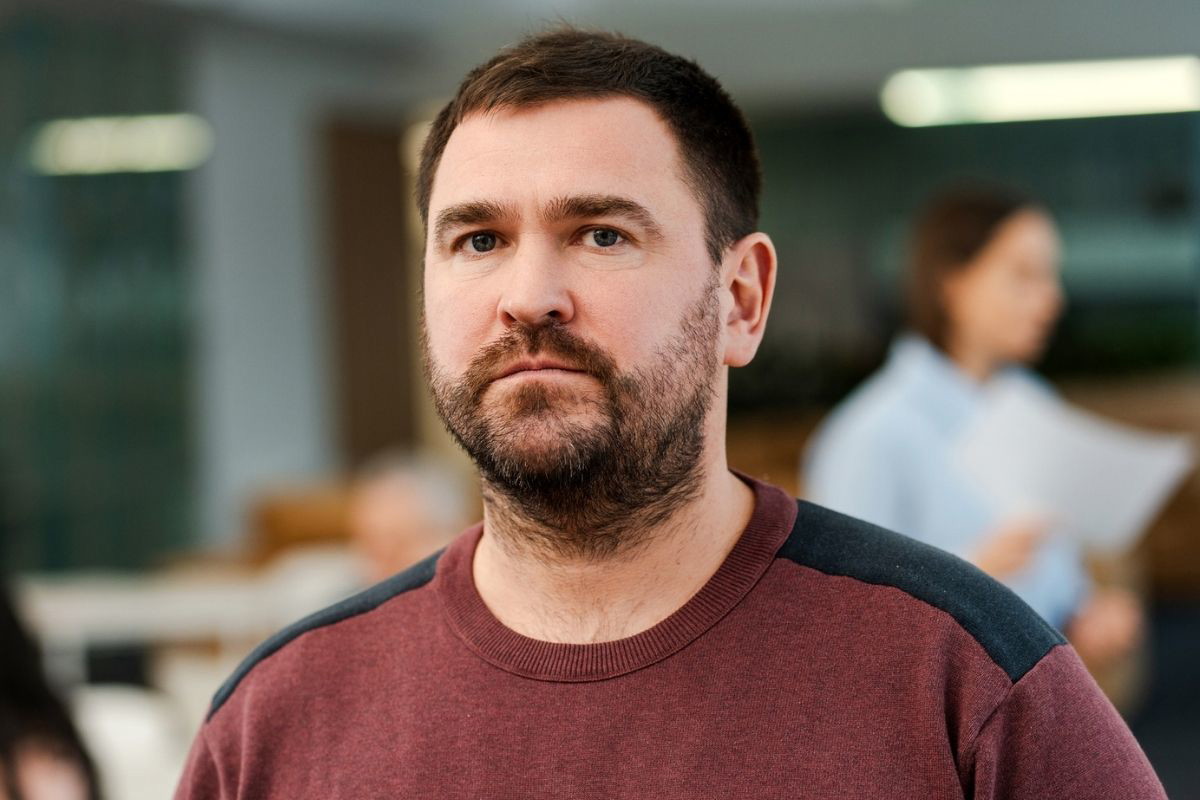 mężczyzna z brodą