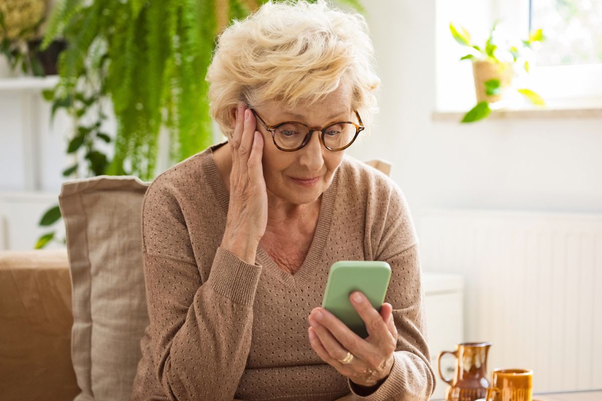 starsza kobieta patrząca na telefon