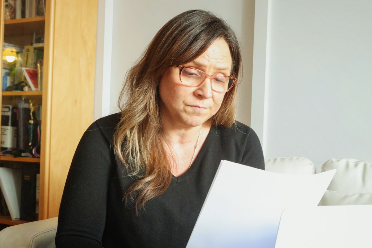 kobieta w czarnej bluzce