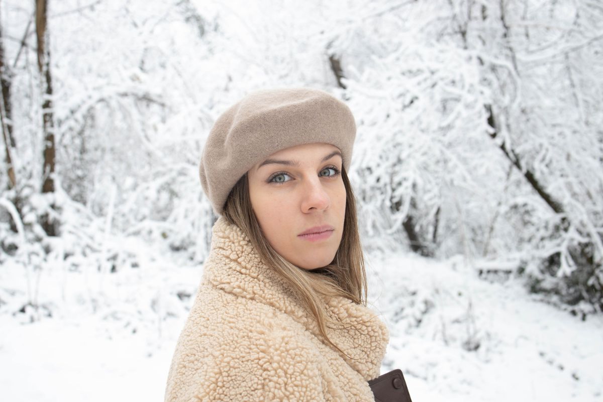 kobieta 30+ zamyślona i smutna