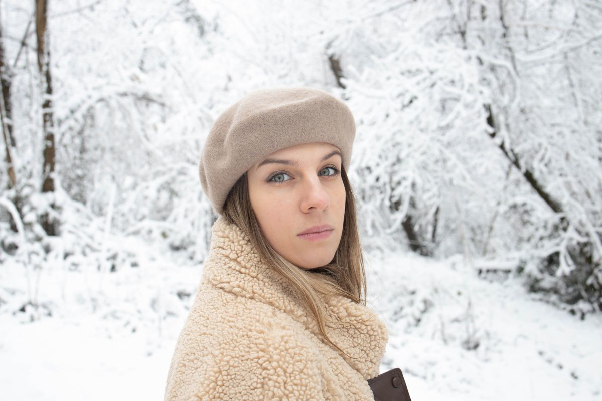 kobieta 30+ zamyślona i smutna