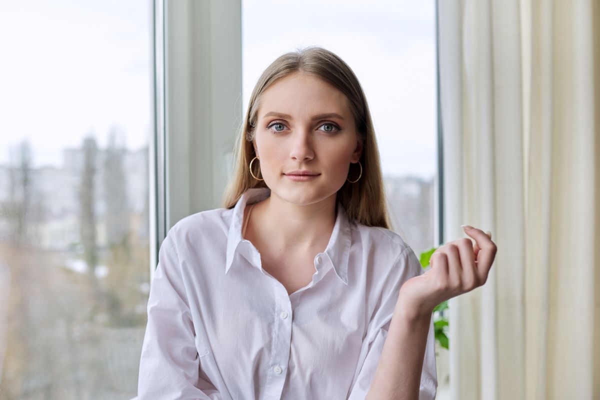 kobieta 20+ patrzy prosto w obiektyw aparatu